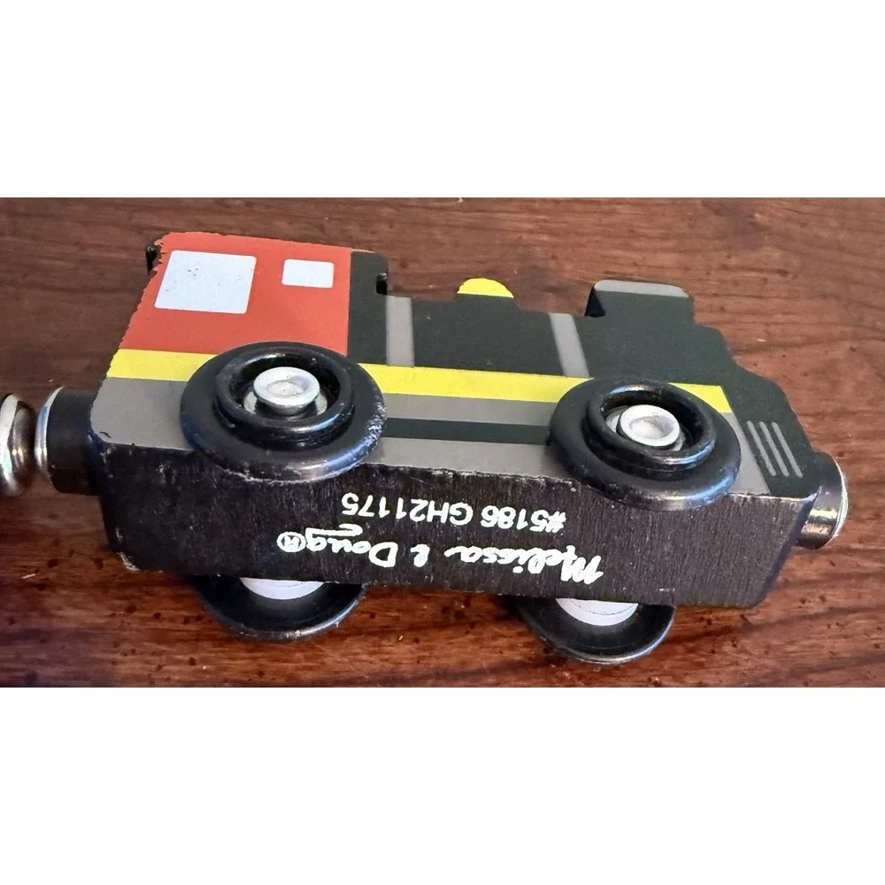 Melissa & Doug Wooden Train Cars Set of 7 Pieces Magnetic‎ Ages 3+.  EUC